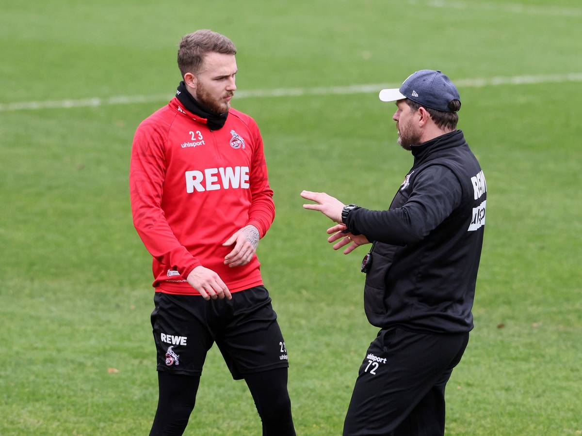 Jannes Horn und Steffen Baumgart sprechen gemeinsam beim Training des 1. FC Köln