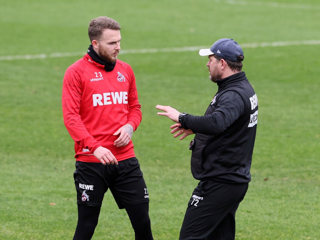 Jannes Horn und Steffen Baumgart sprechen gemeinsam beim Training des 1. FC Köln