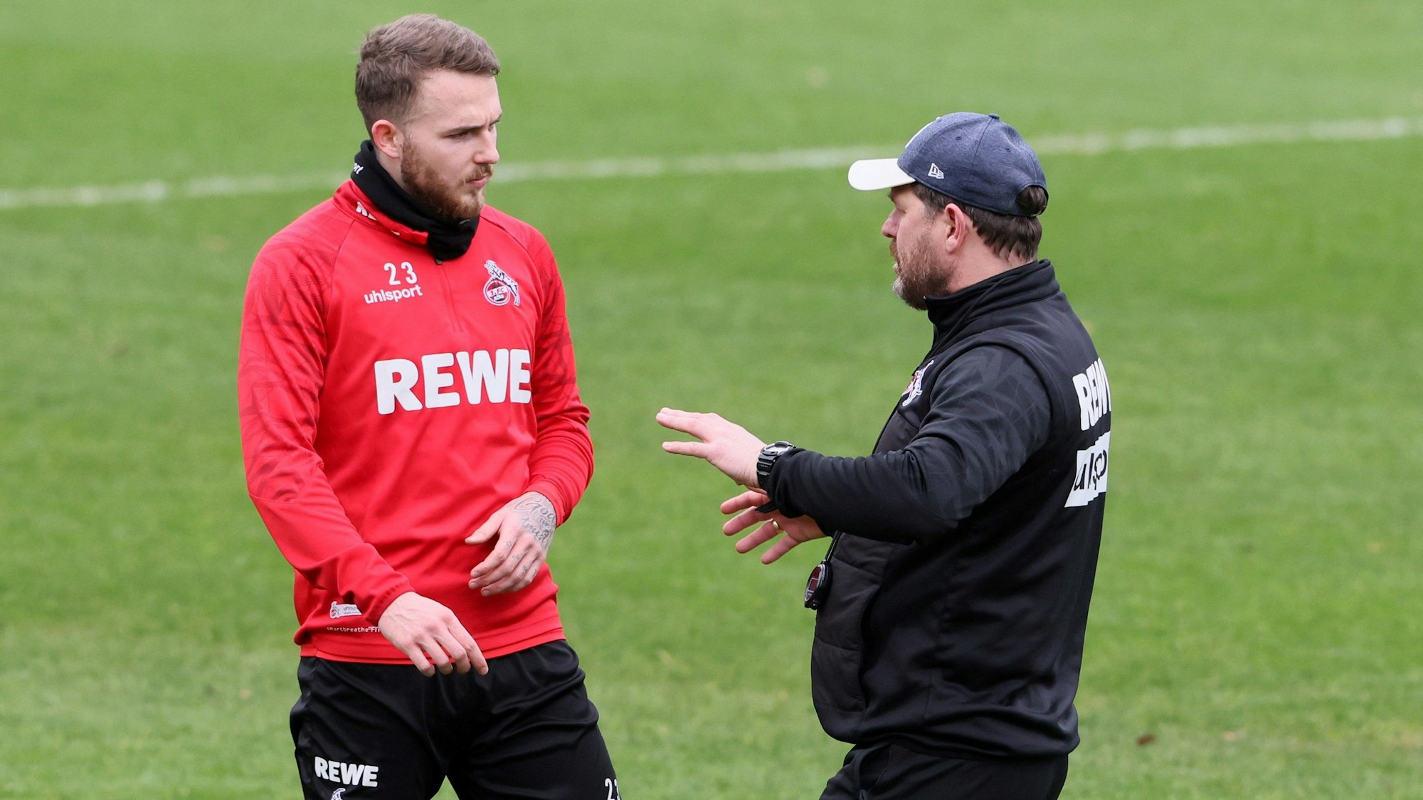 Jannes Horn und Steffen Baumgart sprechen gemeinsam beim Training des 1. FC Köln