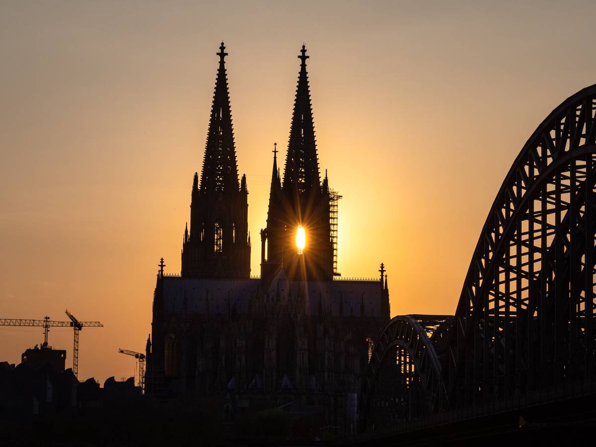 Der Kölner Dom (hier ein Foto vom 8. April 2020) soll in Zukunft nicht mehr auf dem Logo der Stadt Köln abgebildet werden. So ganz verschwinden wird er aber nicht.