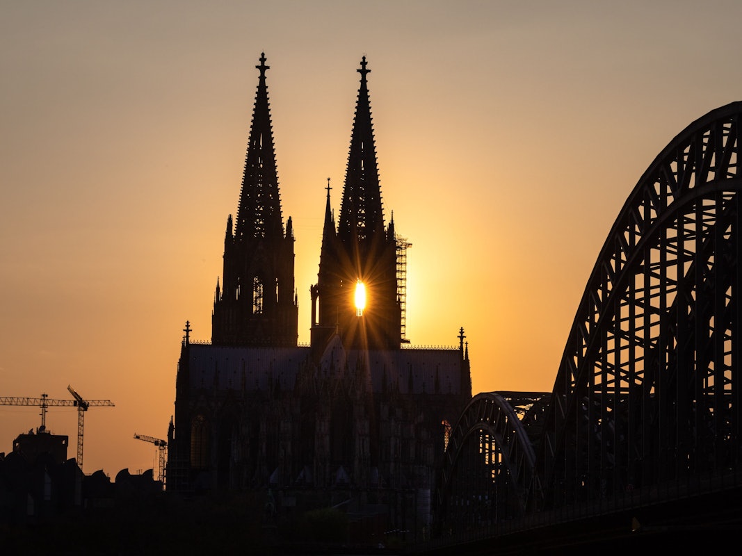 Der Kölner Dom (hier ein Foto vom 8. April 2020) soll in Zukunft nicht mehr auf dem Logo der Stadt Köln abgebildet werden. So ganz verschwinden wird er aber nicht.