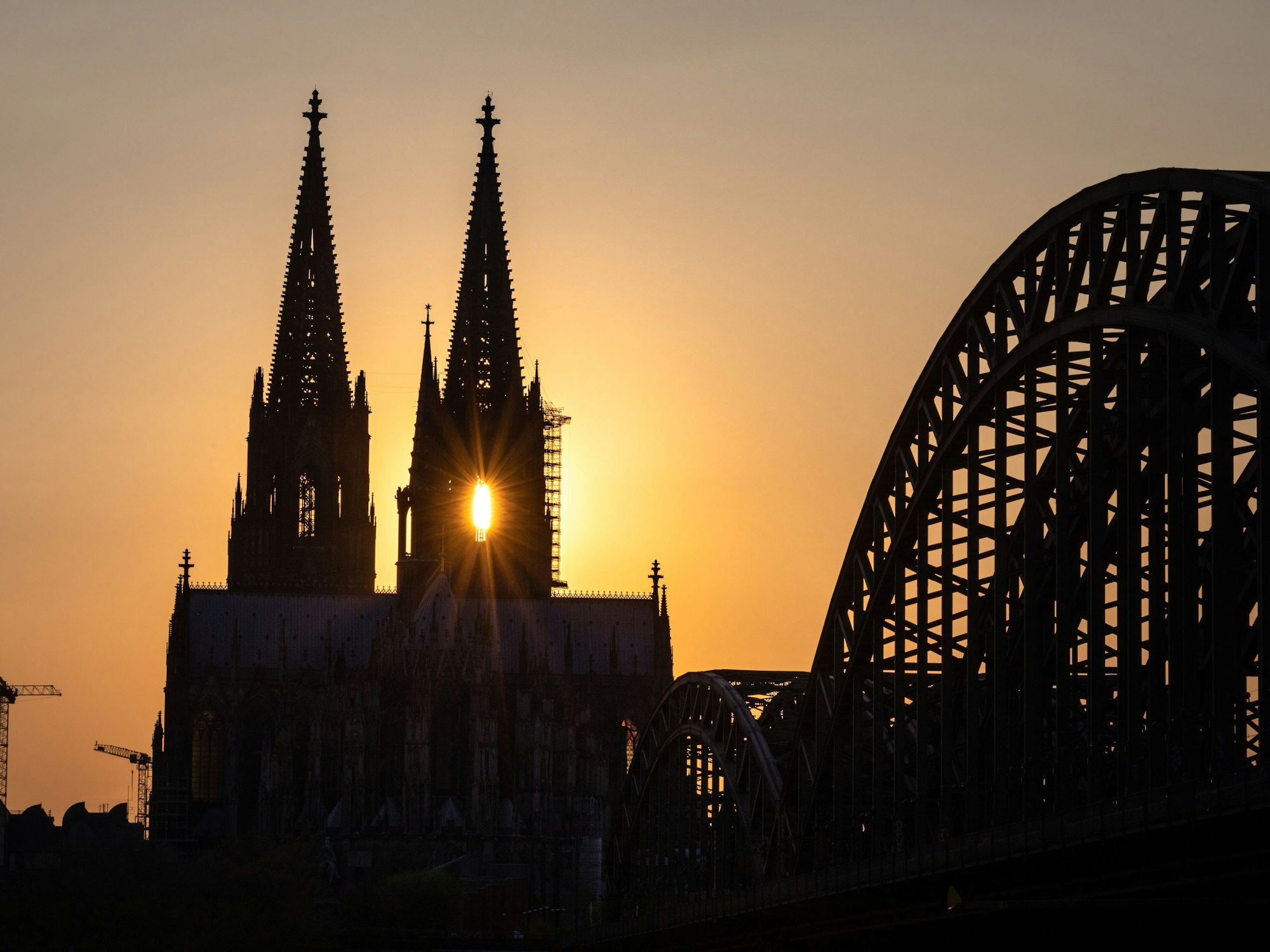 Der Kölner Dom (hier ein Foto vom 8. April 2020) soll in Zukunft nicht mehr auf dem Logo der Stadt Köln abgebildet werden. So ganz verschwinden wird er aber nicht.