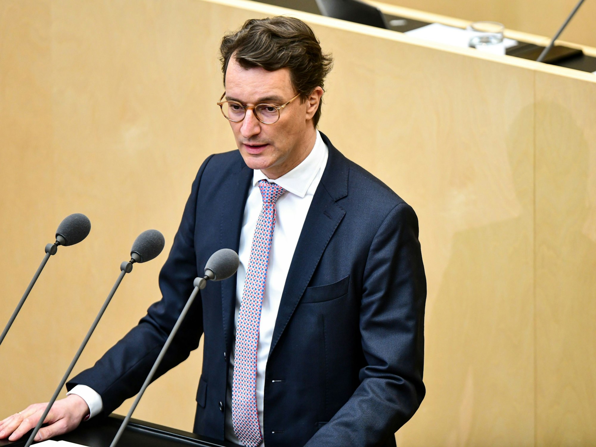 Hendrik Wüst (CDU), Ministerpräsident von Nordrhein-Westfalen, spricht während einer Sitzung des Deutschen Bundesrates (undatiertes Foto).