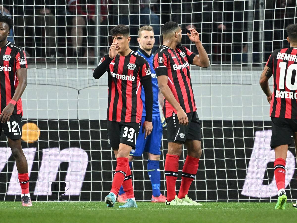 Die Bayer-Profis gehen enttäuscht über den Platz.