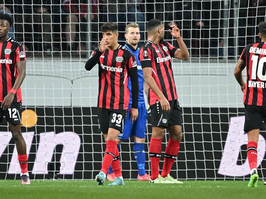 Die Bayer-Profis gehen enttäuscht über den Platz.