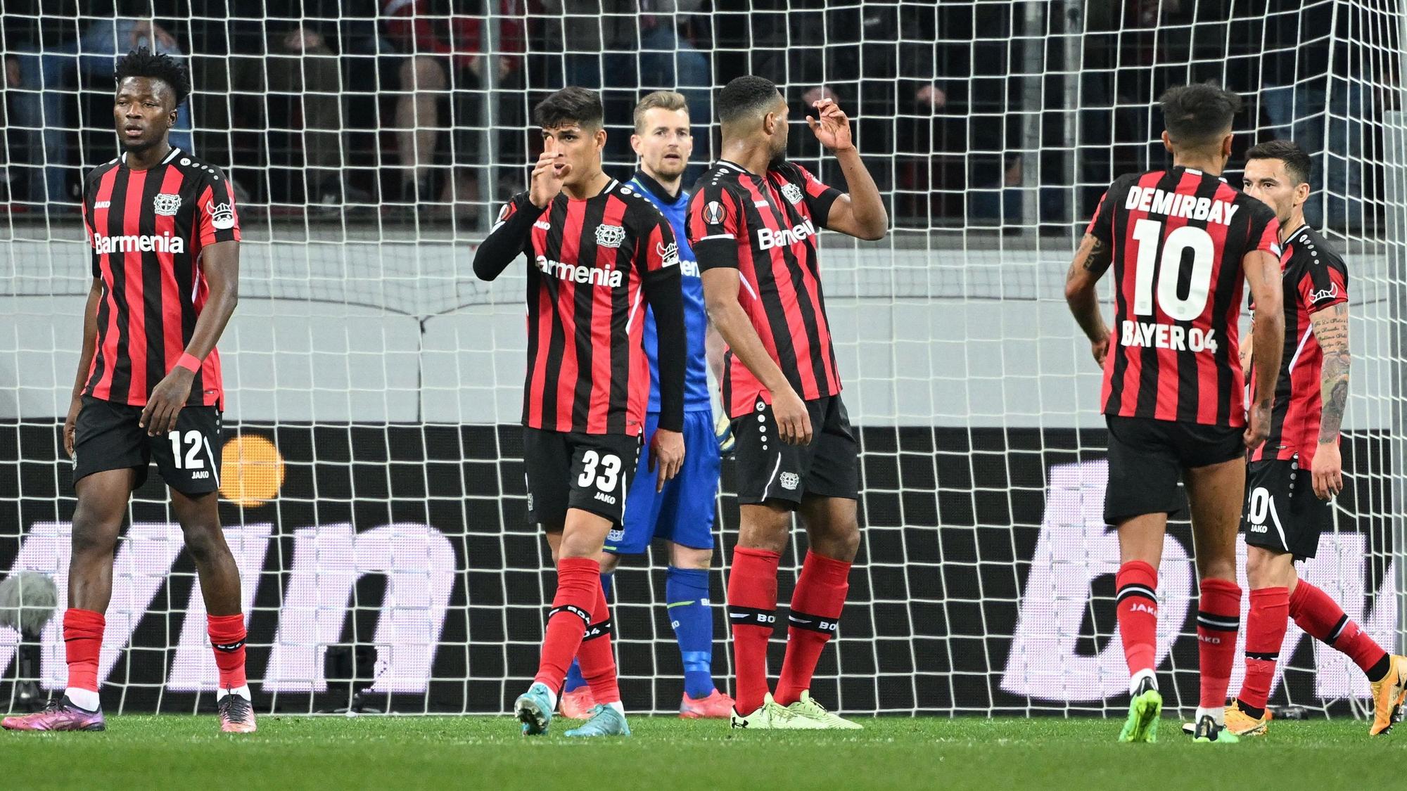 Die Bayer-Profis gehen enttäuscht über den Platz.