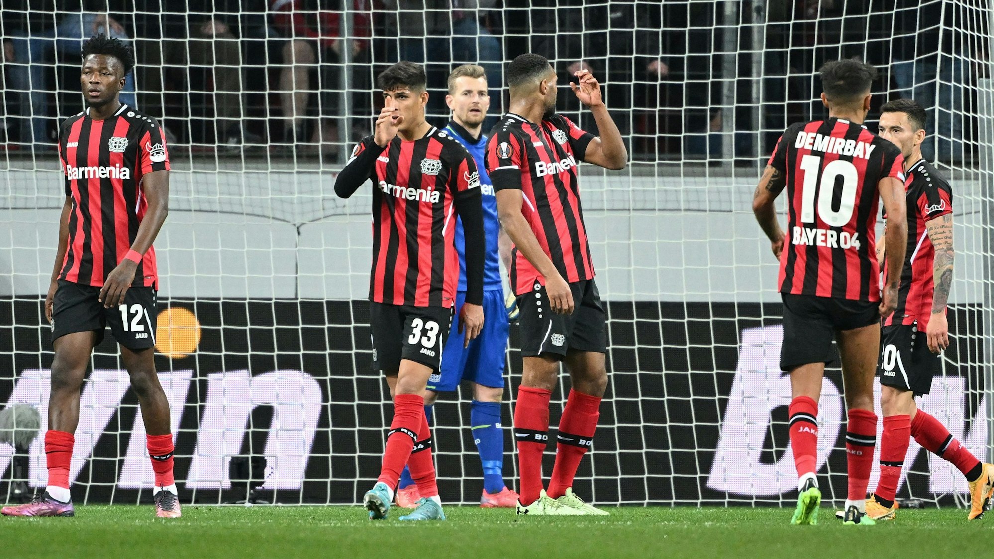 Die Bayer-Profis gehen enttäuscht über den Platz.