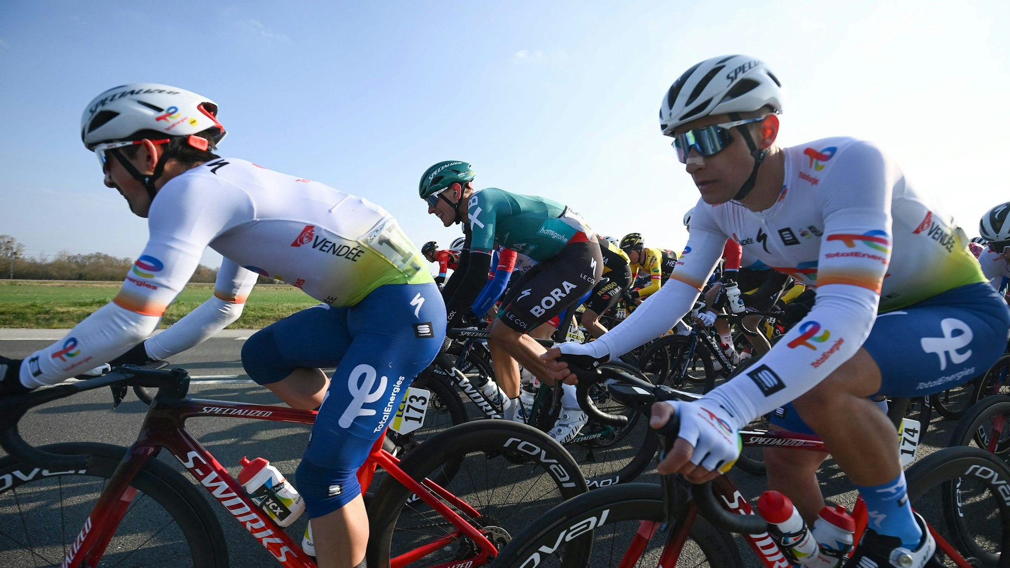 Die Radprofis Mathieu Burgaudeau, Nils Politt und Fabien Doubey in Aktion.
