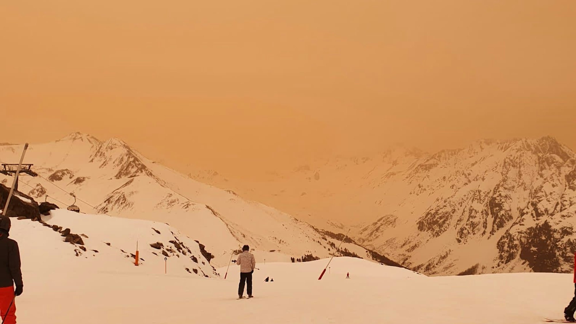 Kein Filter, nur Sahara-Staub: Das Foto von Thorsten M. aus Kerpen entstand am Dienstagmittag (15. März 2022).