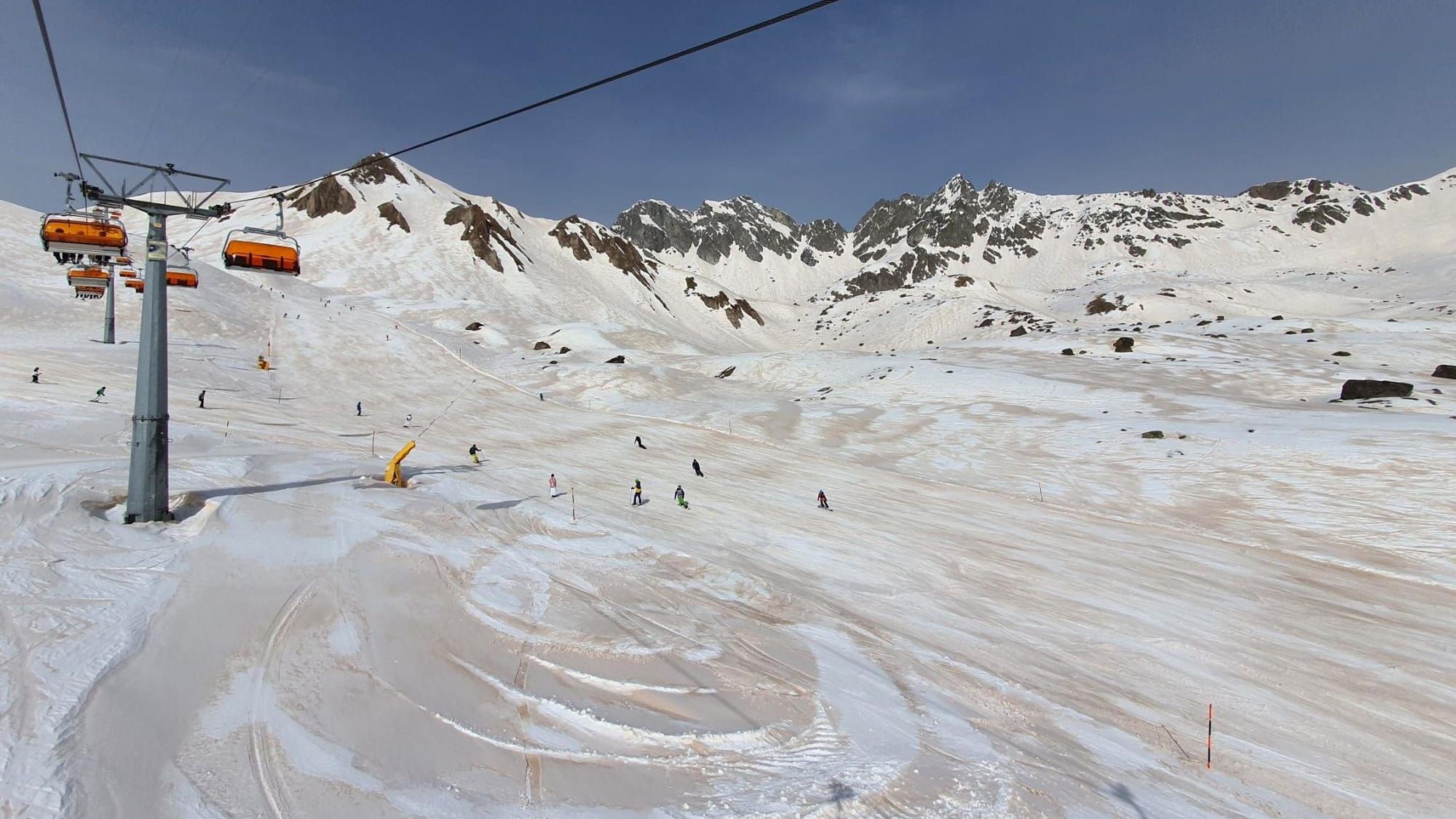Der Schnee in Ischgl hat sich verfärbt, am Tag zuvor zog der Sahara-Staub über das Skigebiet.