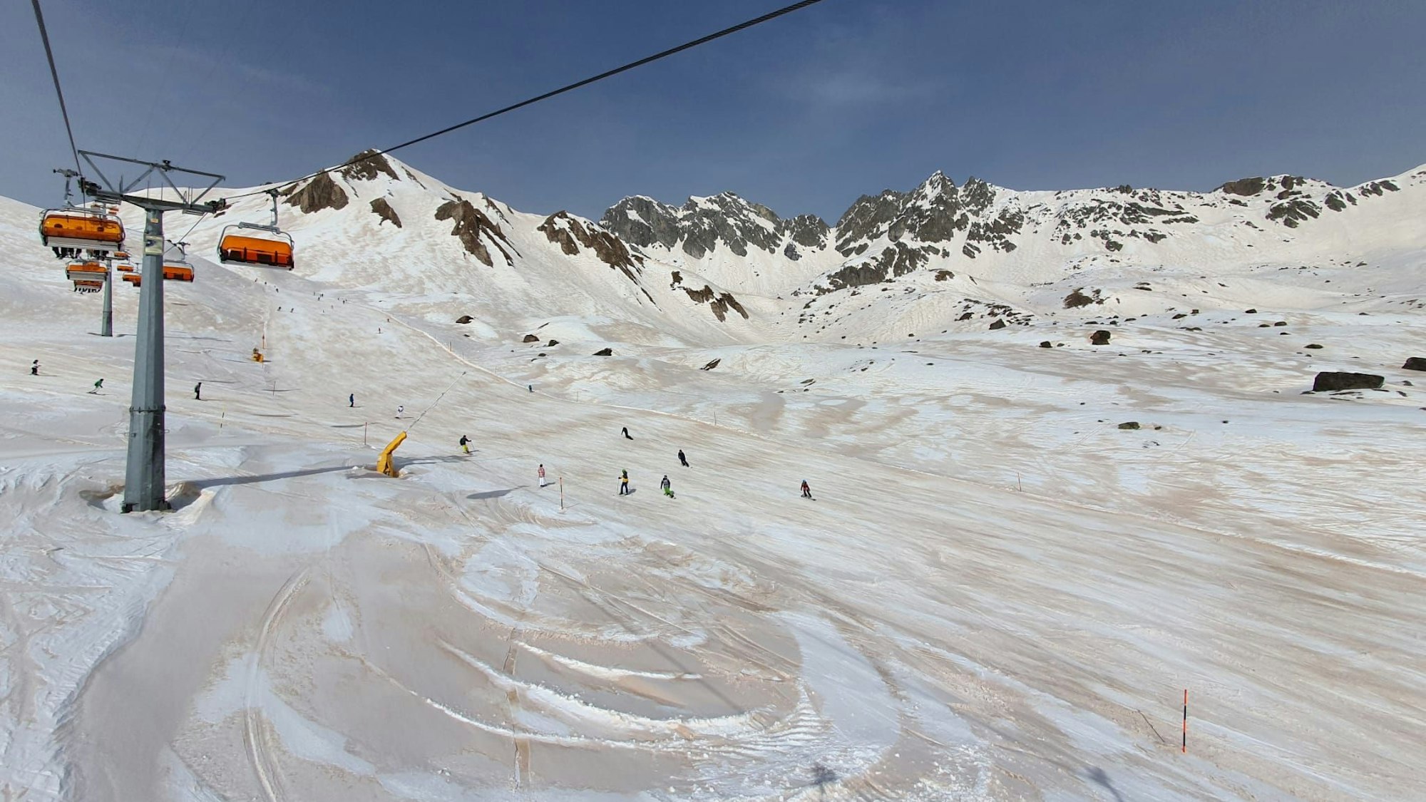 Der Schnee in Ischgl hat sich verfärbt, am Tag zuvor zog der Sahara-Staub über das Skigebiet.