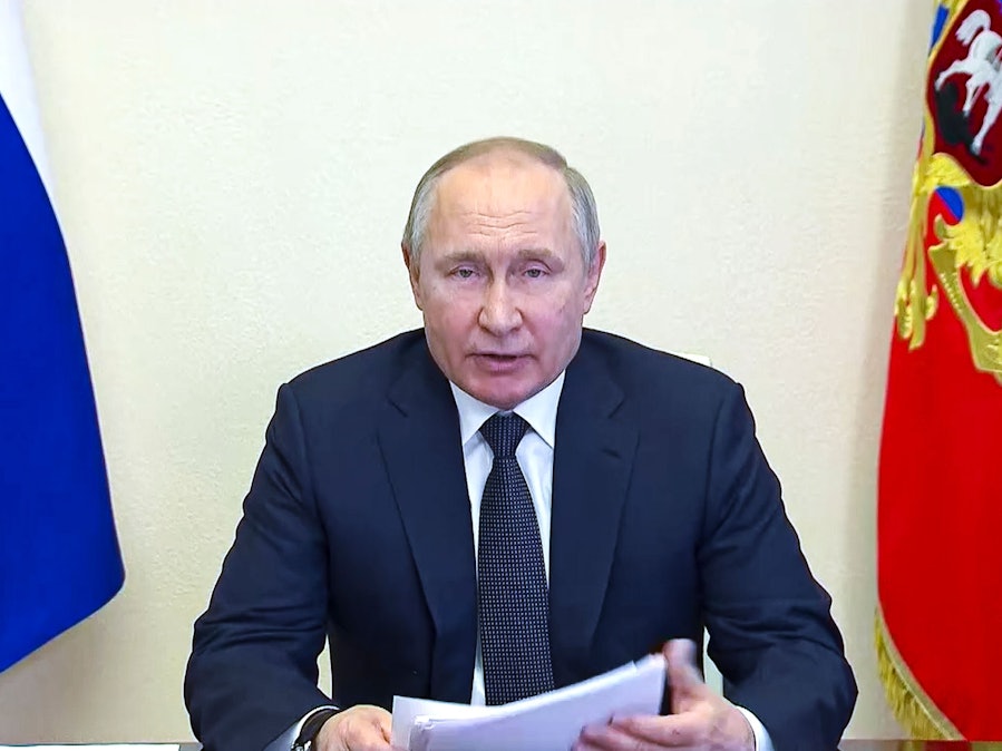 Auf diesem vom Pressedienst des russischen Präsidenten veröffentlichten Handout-Foto aus einem Video spricht der russische Präsident Wladimir Putin während eines Treffens über Maßnahmen zur sozioökonomischen Unterstützung der Regionen per Videokonferenz in seiner Residenz in Nowo-Ogarjowo.