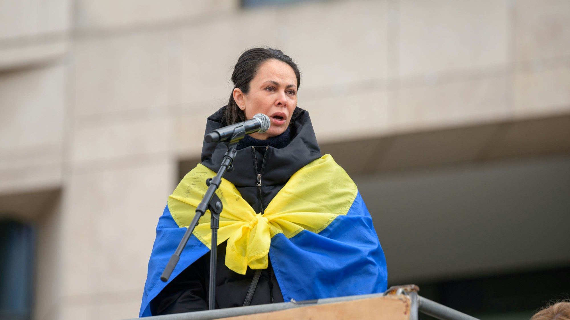 Natalia Klitschko spricht bei der Auftaktkundgebung vor der Europapassage am Jungfernstieg.