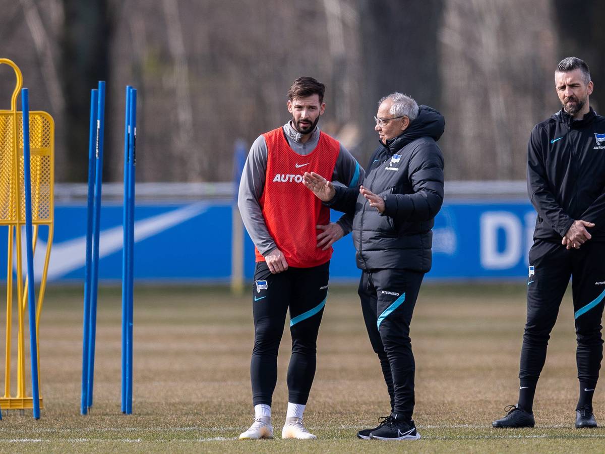 Felix Magath auf dem Platz im Gespräch mit Marvin Plattenhardt.