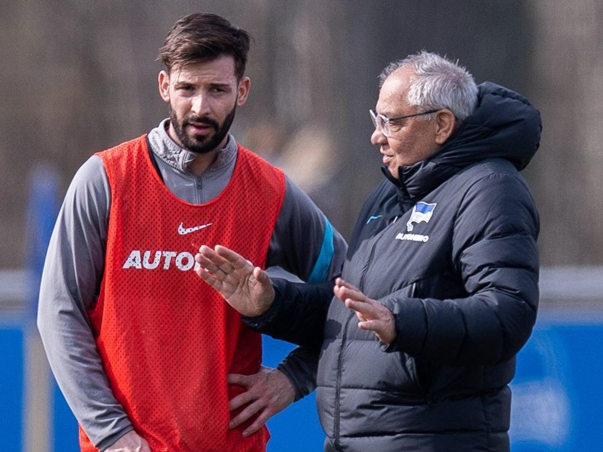 Felix Magath auf dem Platz im Gespräch mit Marvin Plattenhardt.