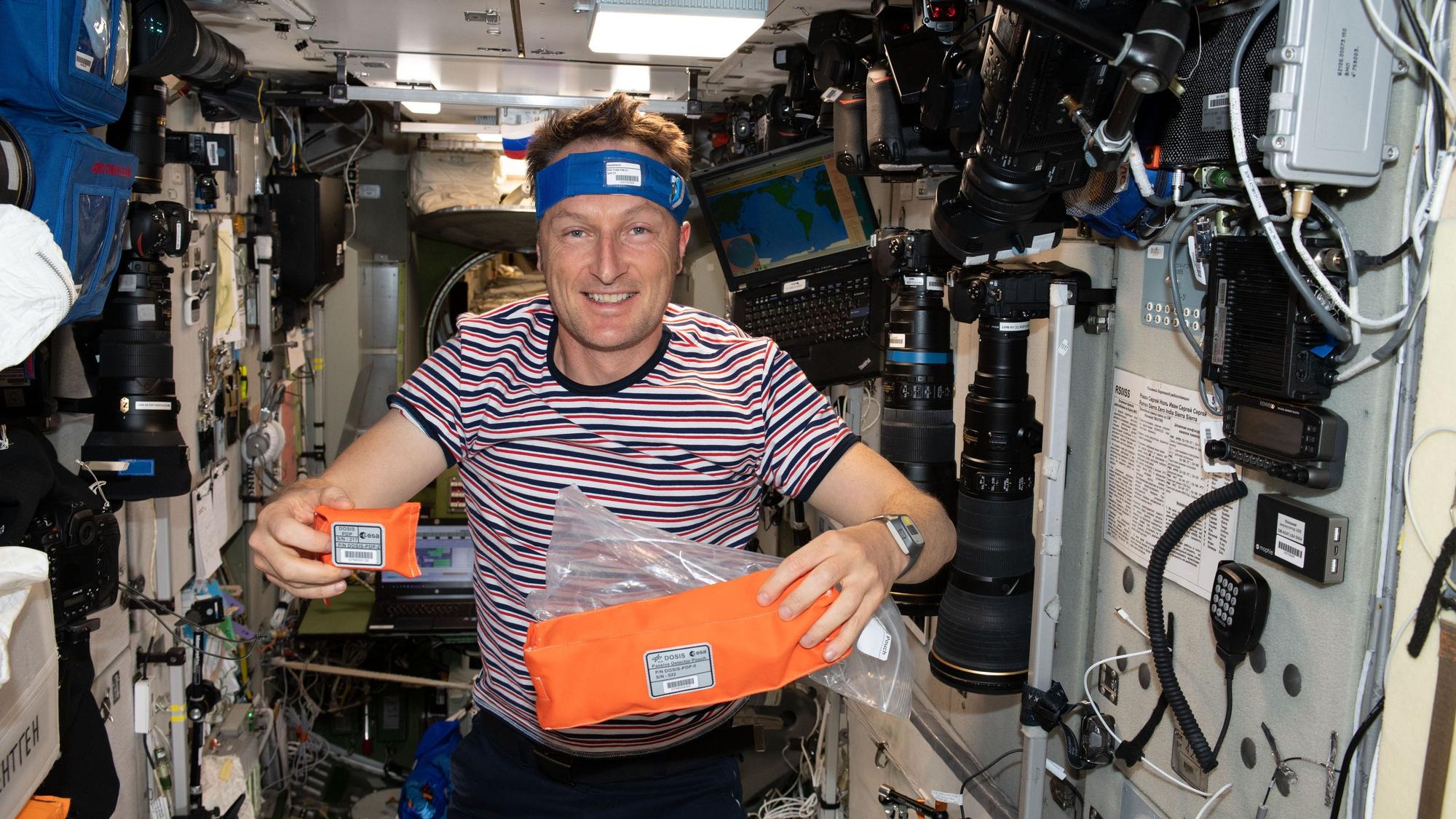 Astronaut Matthias Maurer arbeitet auf der ISS.