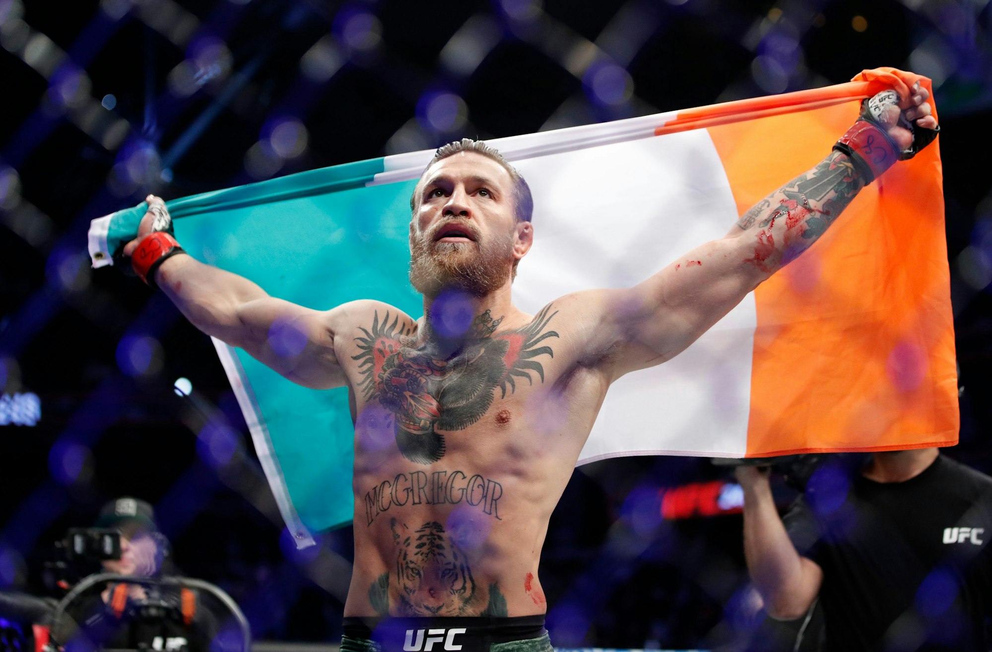 Conor McGregor feiert nach dem Sieg über Donald "Cowboy" Cerrone während eines UFC 246 Weltergewichts-Mixed Martial Arts Kampfes +++ dpa-Bildfunk +++