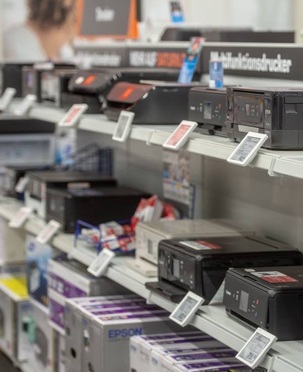 Viele verschiedene Drucker stehen in einem Elektronikmarkt.