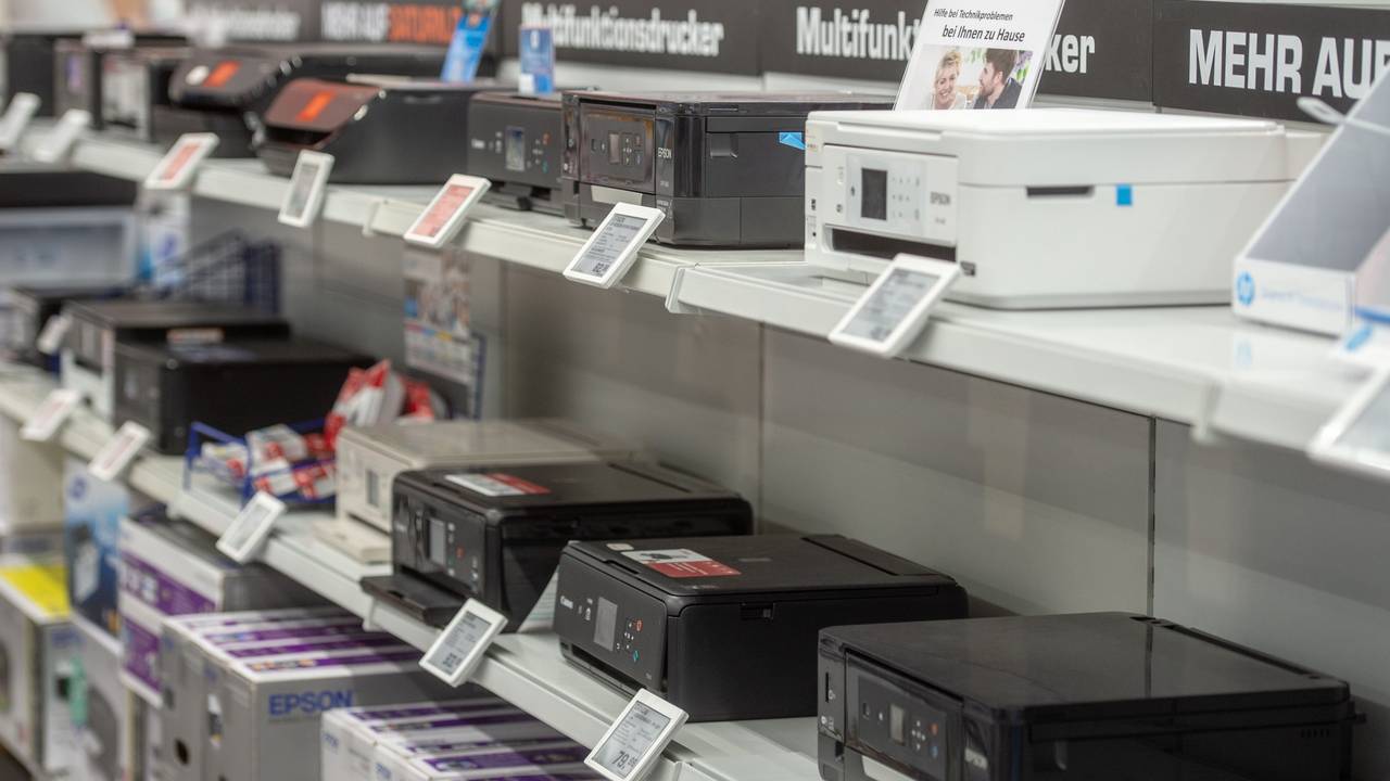 Viele verschiedene Drucker stehen in einem Elektronikmarkt.