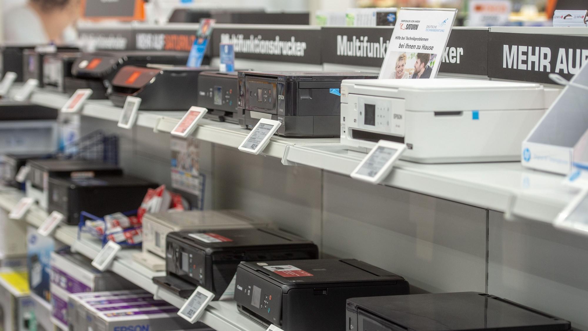 Viele verschiedene Drucker stehen in einem Elektronikmarkt.
