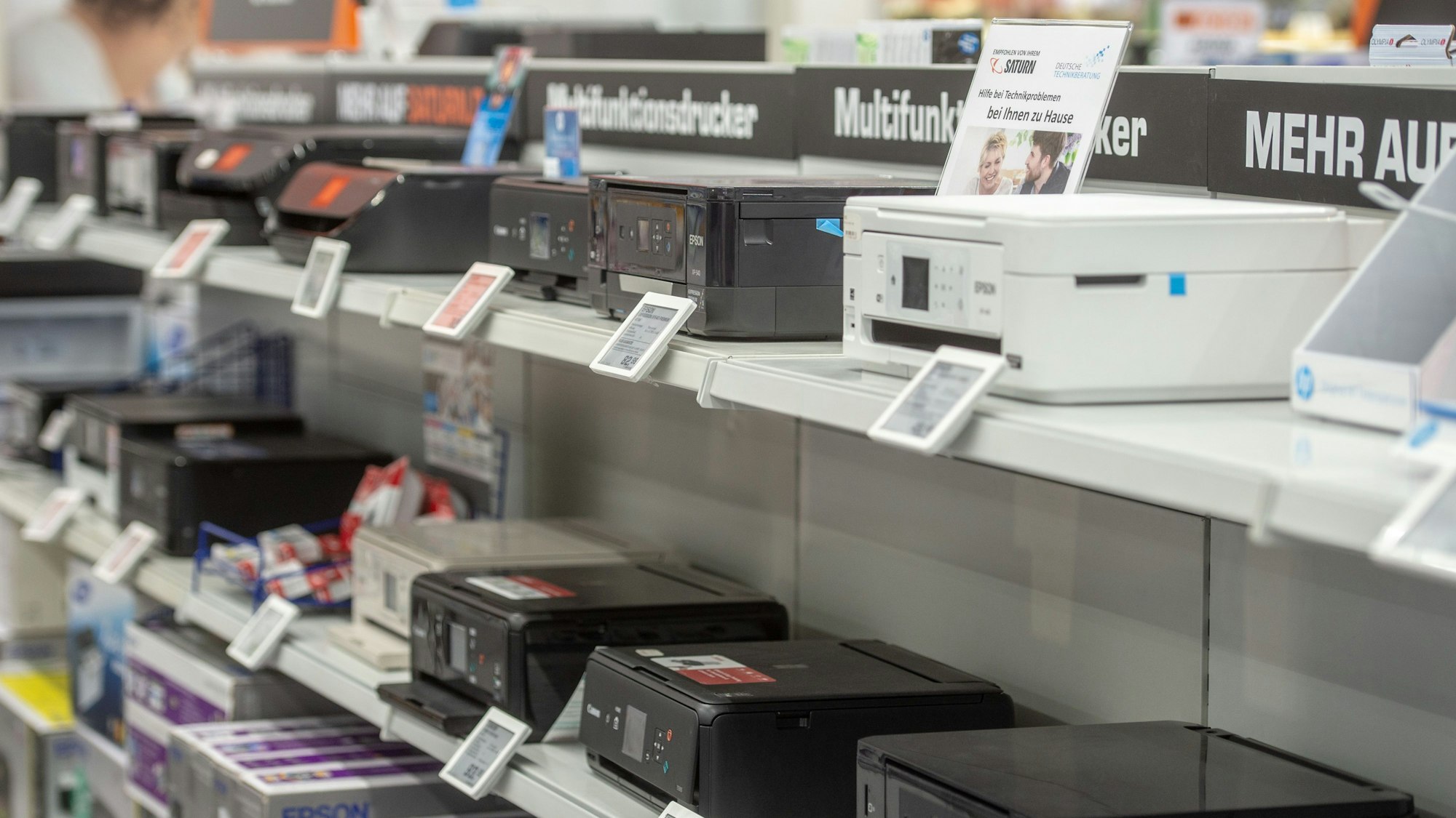 Viele verschiedene Drucker stehen in einem Elektronikmarkt.