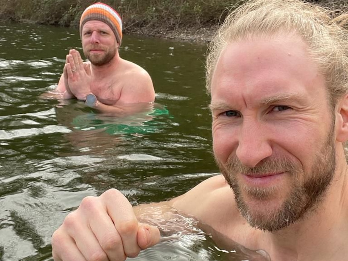 Haie-Coach Arne Greskowiak und EXPRESS.de-Reporter Alexander Haubrichs am 16.3.2022 im kalten See.