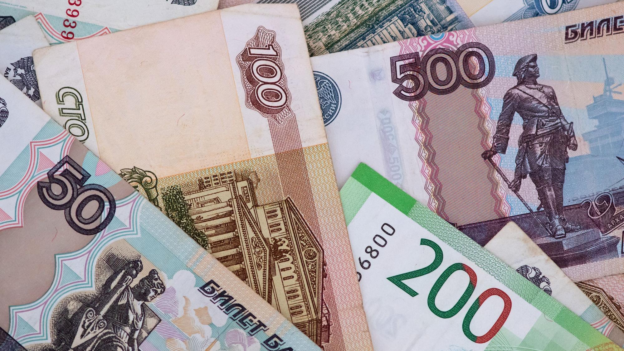 Russische Rubel-Banknoten liegen auf einem Tisch.