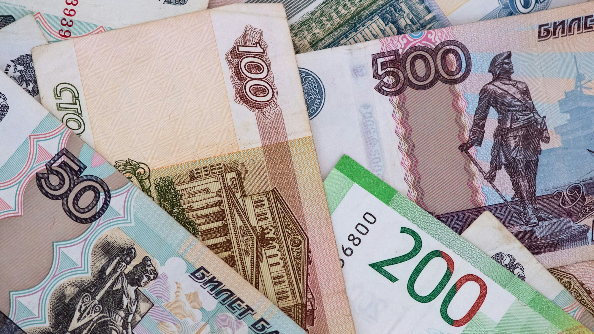 Russische Rubel-Banknoten liegen auf einem Tisch.