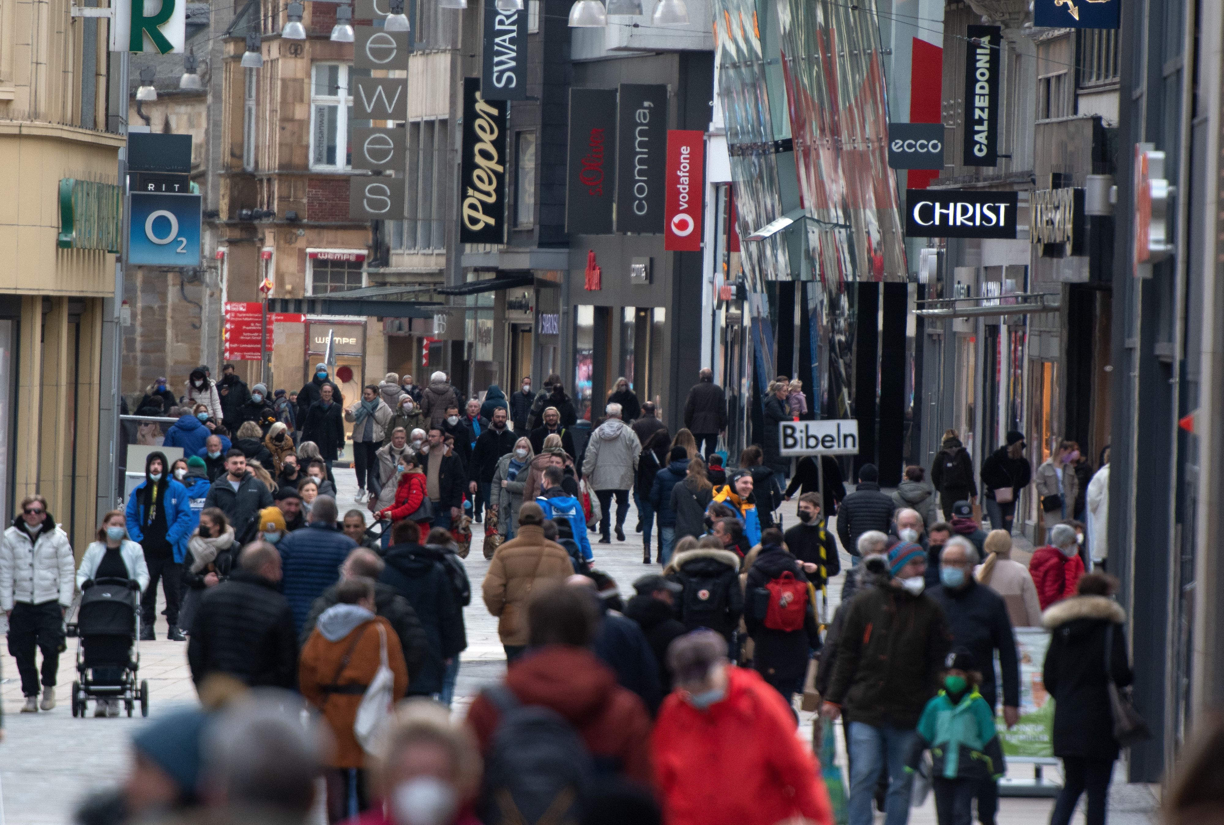 Passanten sind am Vormittag in der Einkaufsstraße Westenhellweg in der Innenstadt unterwegs.