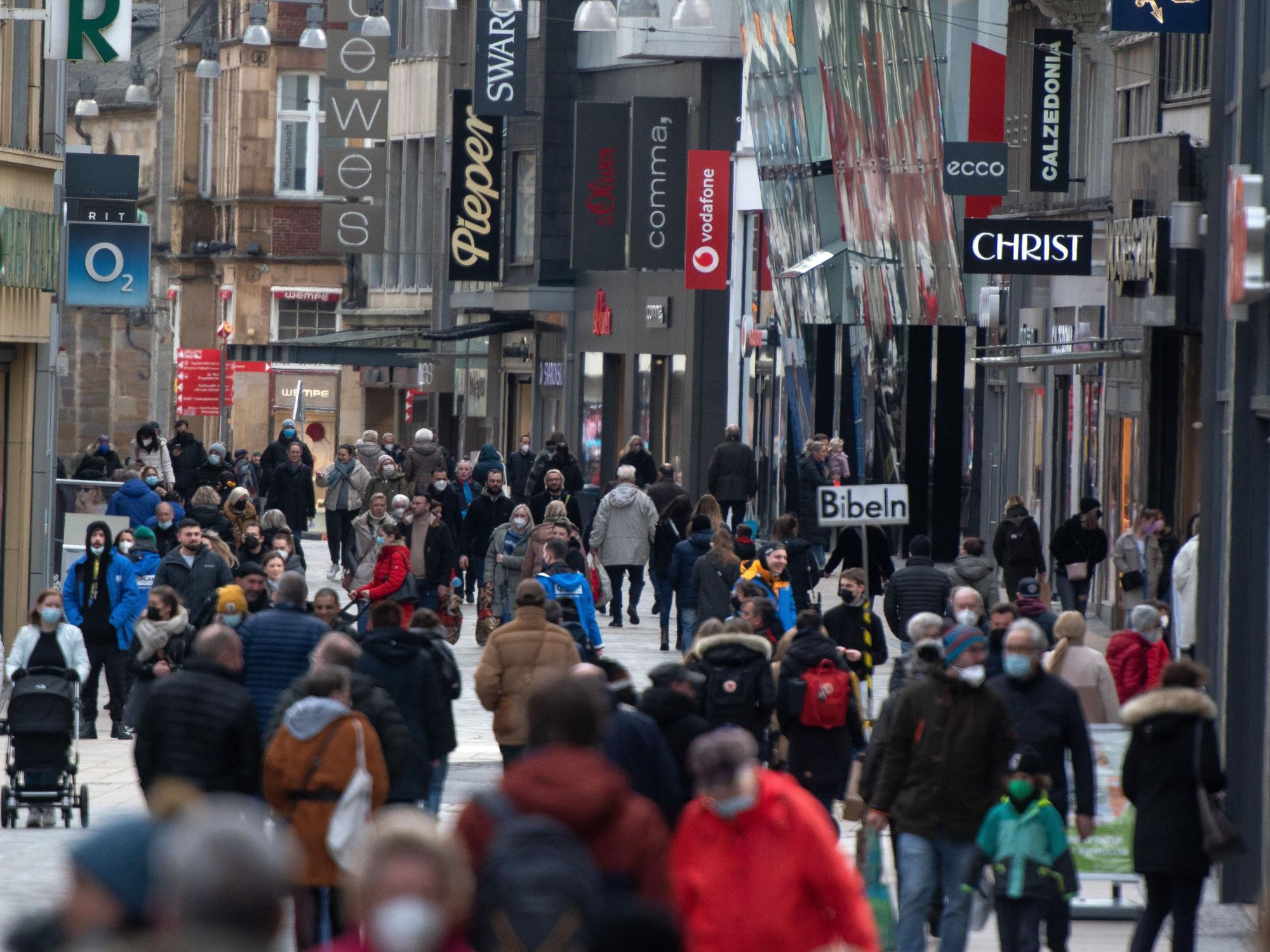 Passanten sind am Vormittag in der Einkaufsstraße Westenhellweg in der Innenstadt unterwegs.