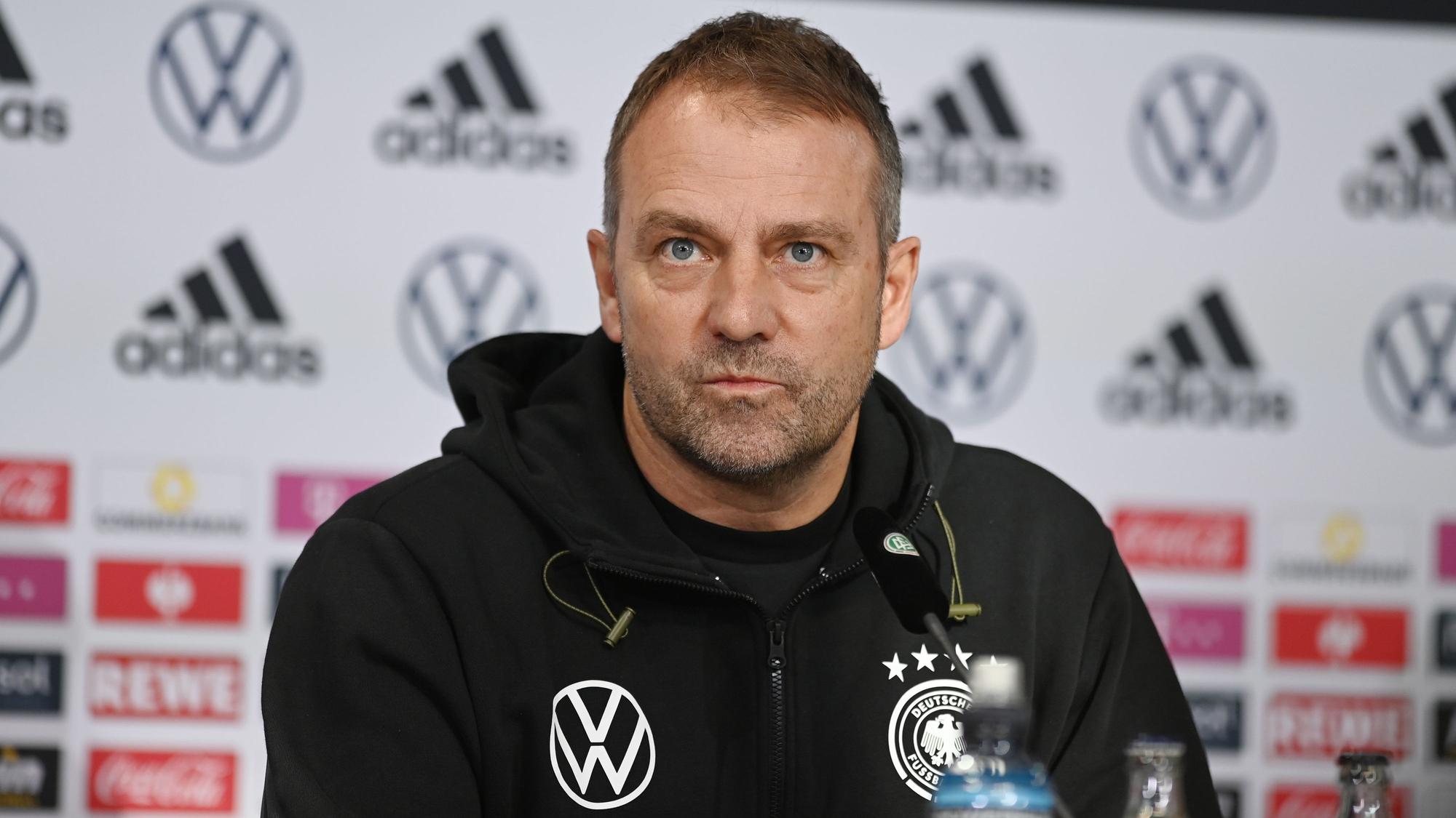 Bundestrainer Hansi Flick gibt eine Pressekonferenz.