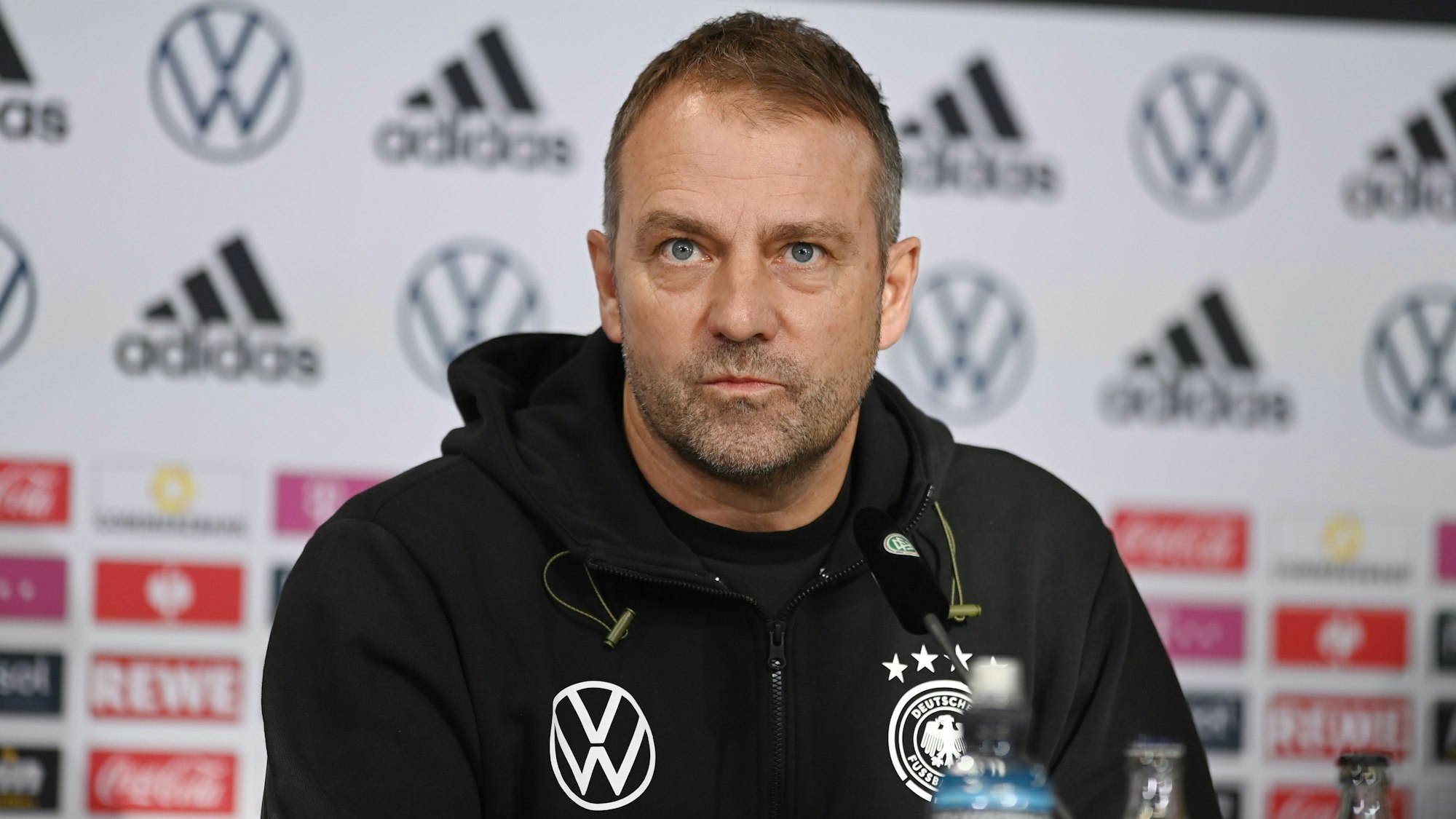 Bundestrainer Hansi Flick gibt eine Pressekonferenz.