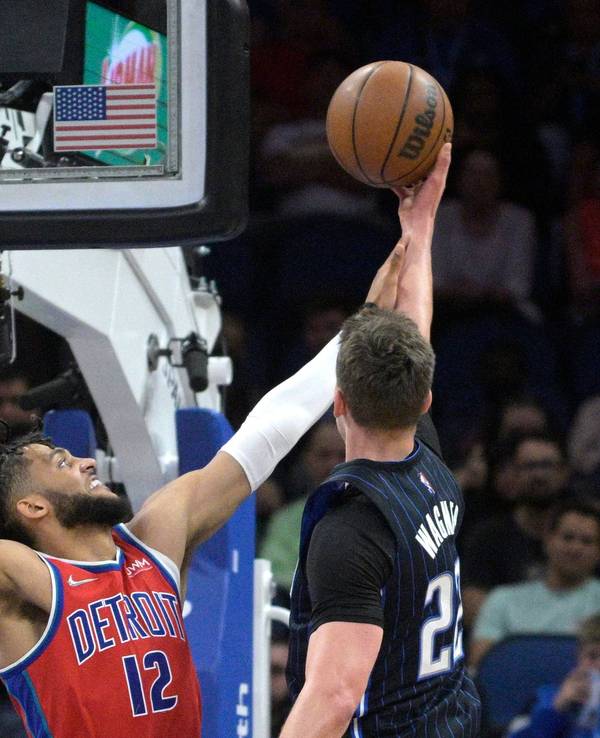 Pistons-Forward Isaiah Livers (l.) versucht Orlando-Profi Franz Wagner (r.) zu stoppen.