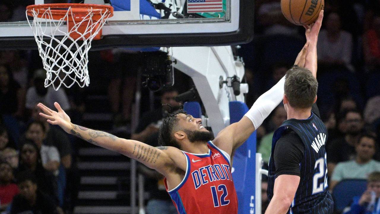 Pistons-Forward Isaiah Livers (l.) versucht Orlando-Profi Franz Wagner (r.) zu stoppen.