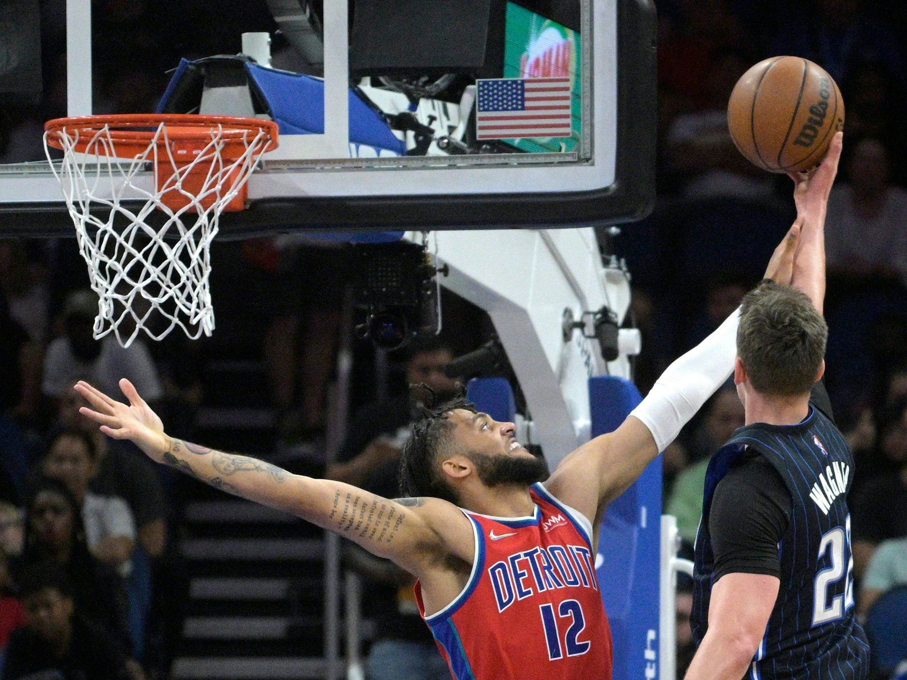 Pistons-Forward Isaiah Livers (l.) versucht Orlando-Profi Franz Wagner (r.) zu stoppen.