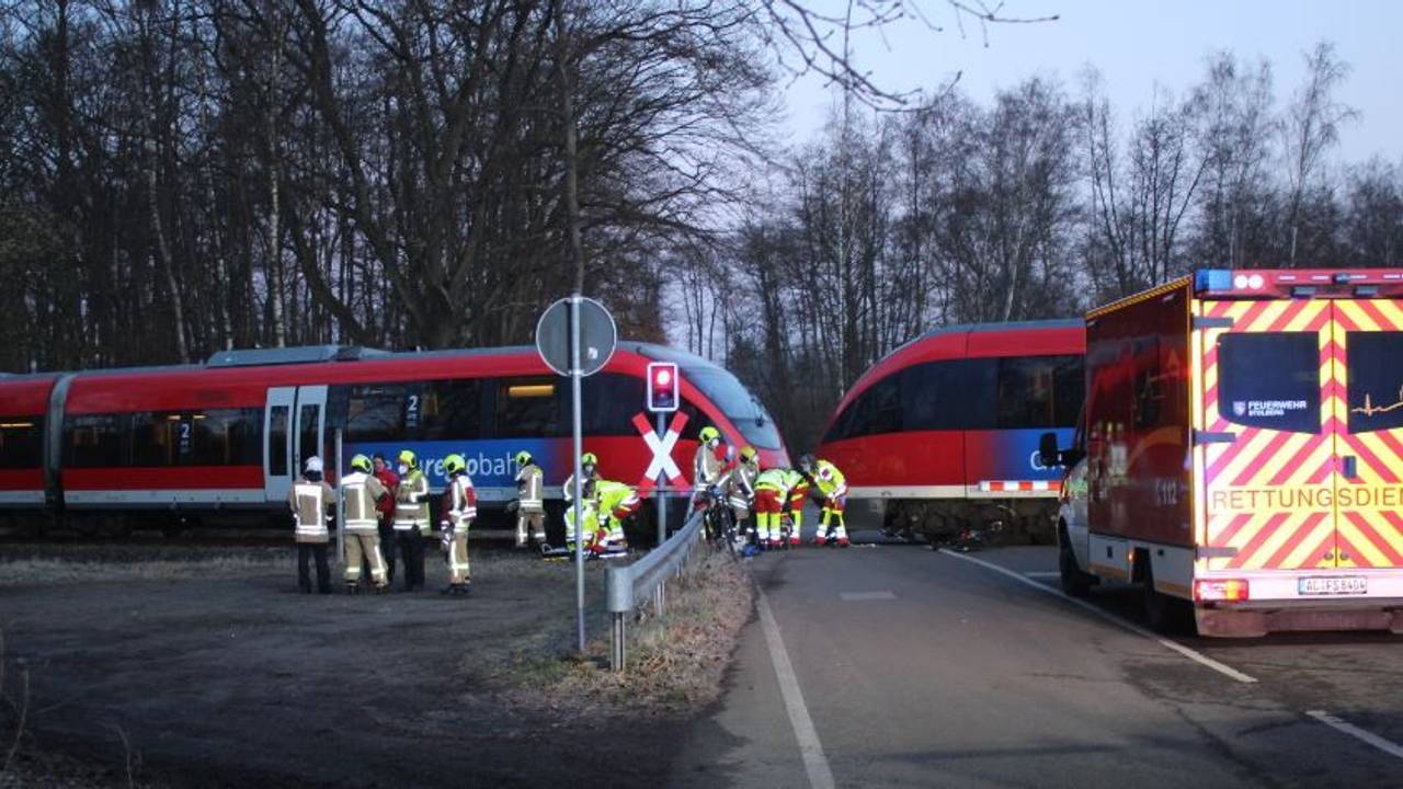 Einsatzkräfte von Feuerwehr und Rettungsdienst befinden sich am Stolberger Bahnübergang auf der Steinbachstraße, wo ein Fahrradfahrer mit einem Zug kollidierte.