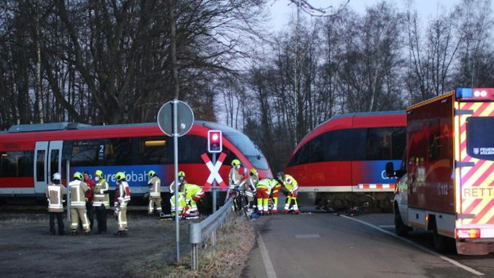 Einsatzkräfte von Feuerwehr und Rettungsdienst befinden sich am Stolberger Bahnübergang auf der Steinbachstraße, wo ein Fahrradfahrer mit einem Zug kollidierte.
