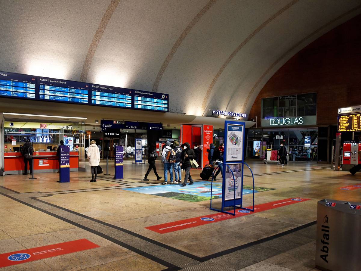 Menschen vor dem Info-Point im Kölner Hauptbahnhof.