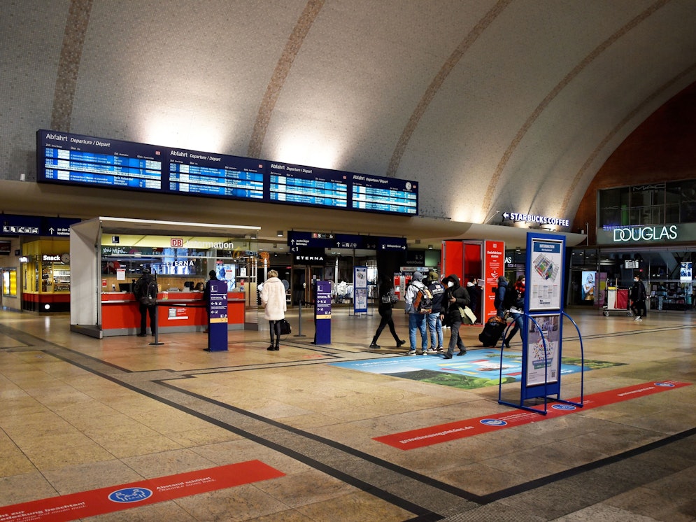 Menschen vor dem Info-Point im Kölner Hauptbahnhof.