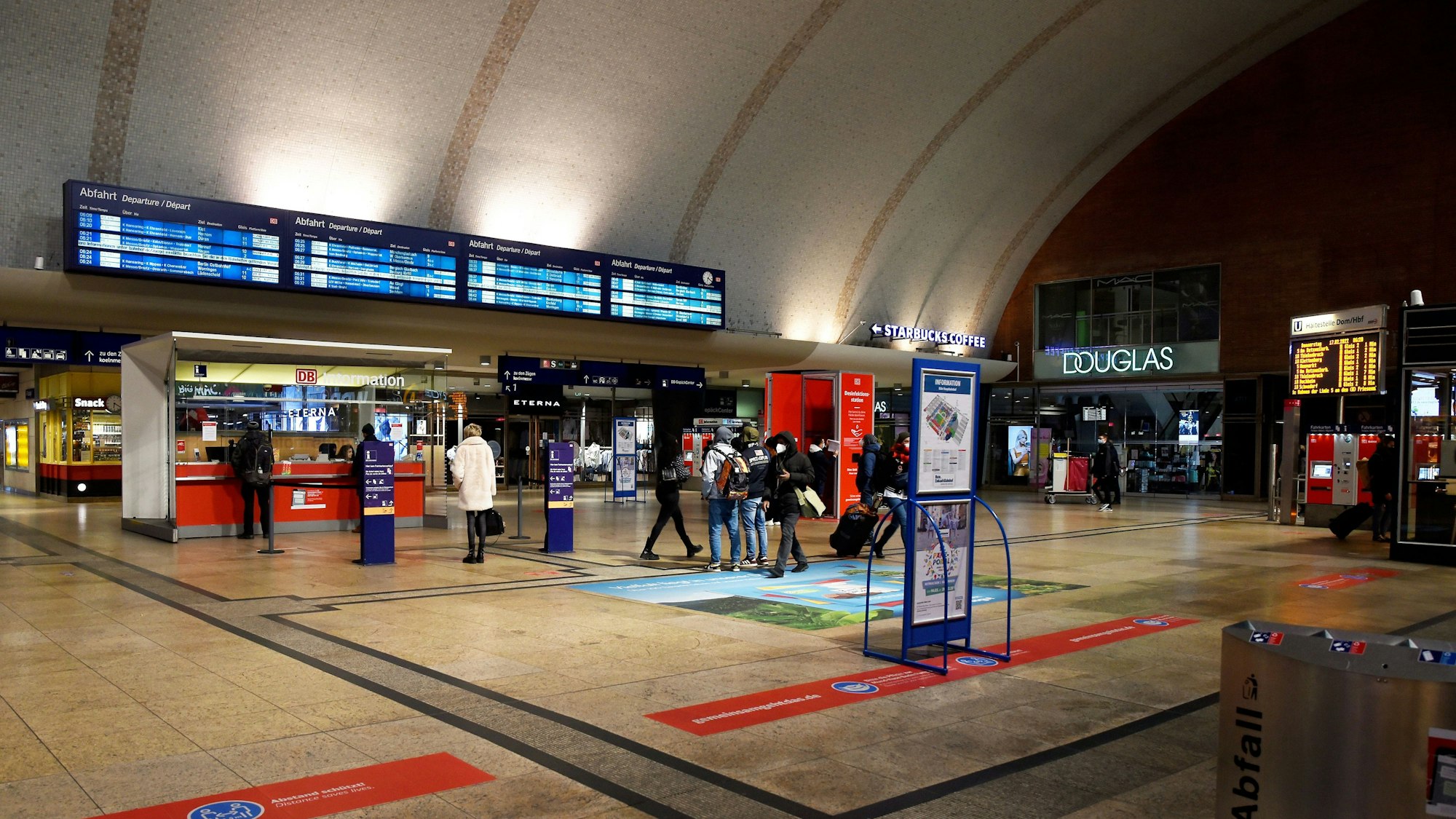 Menschen vor dem Info-Point im Kölner Hauptbahnhof.