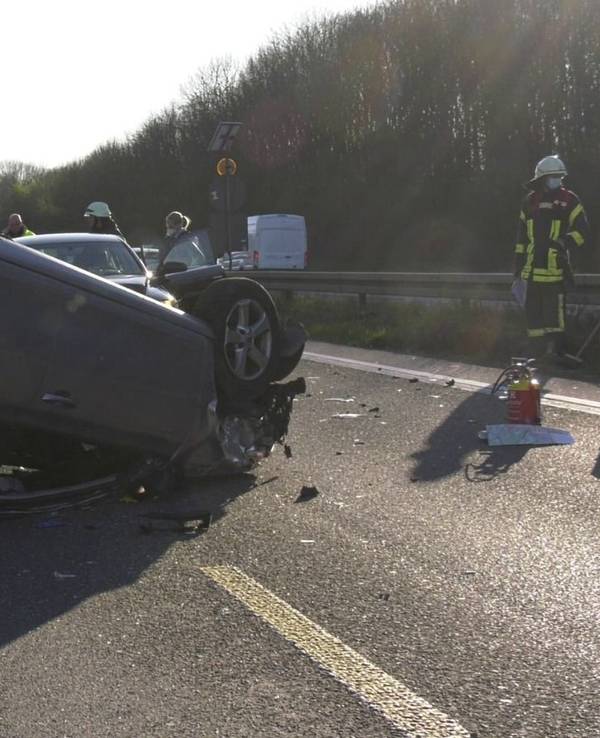 Auto auf dem Dach nach schwerem Unfall auf der A1 in Köln.