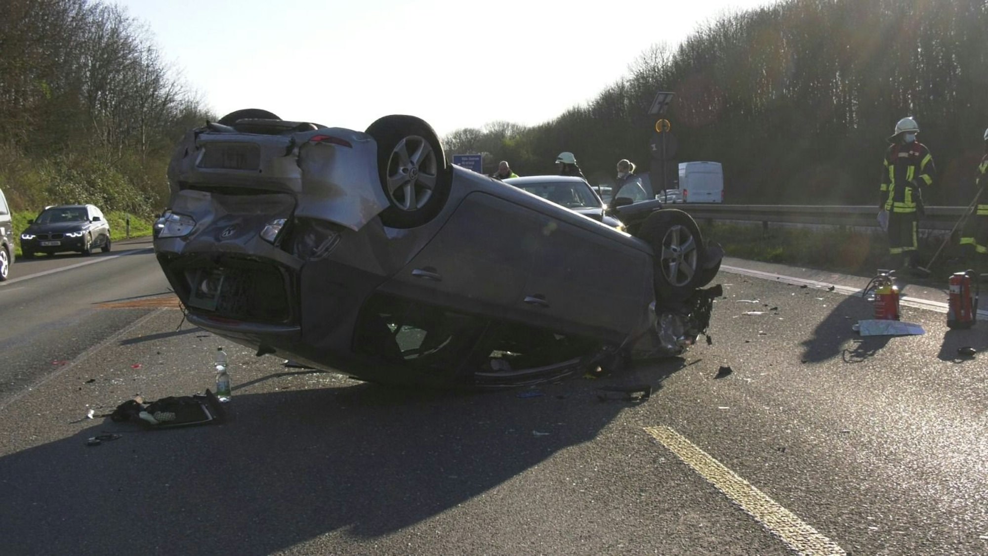 Auto auf dem Dach nach schwerem Unfall auf der A1 in Köln.