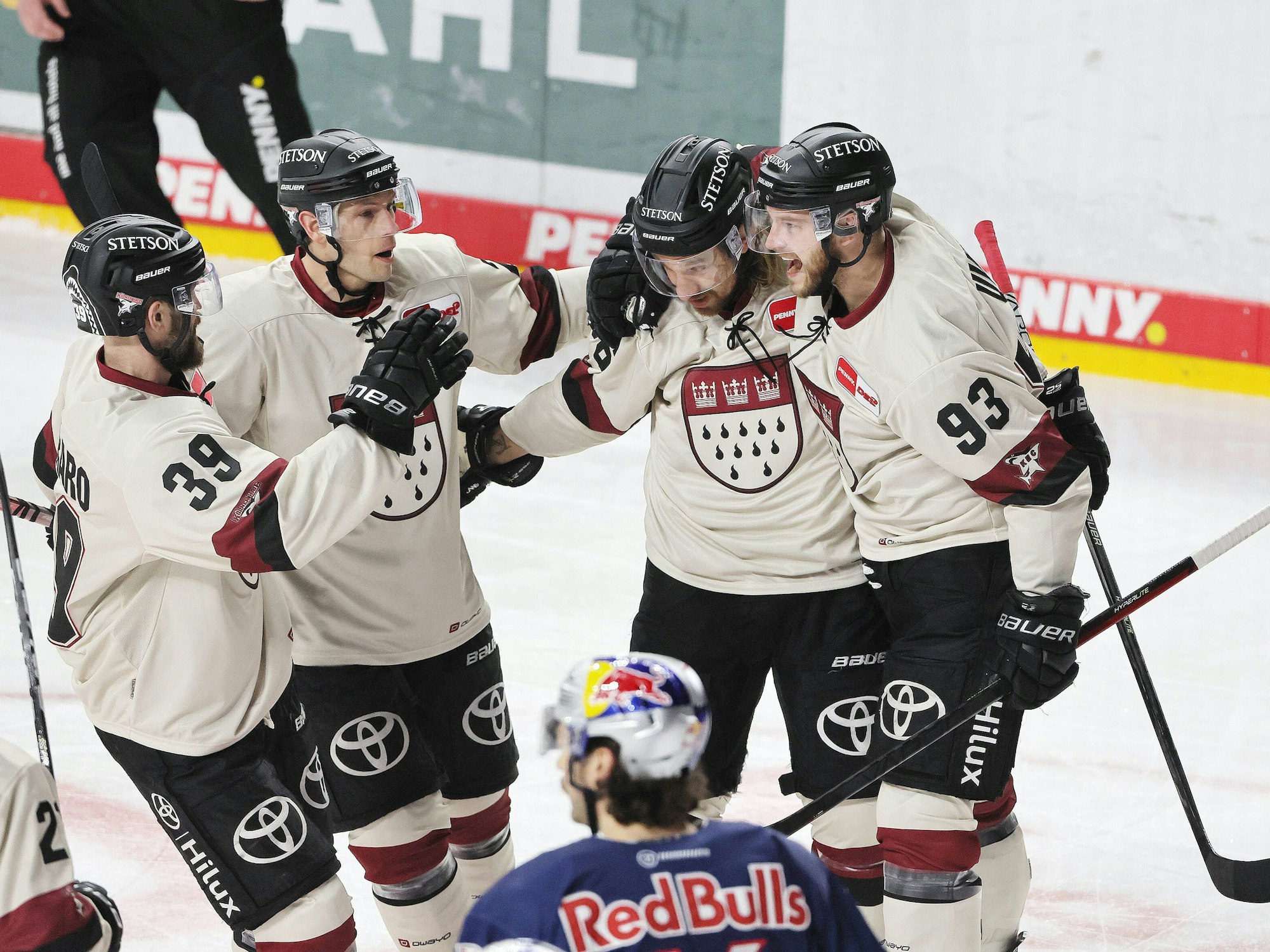 Die Haie jubeln mit Sebastian Uvira (rechts).