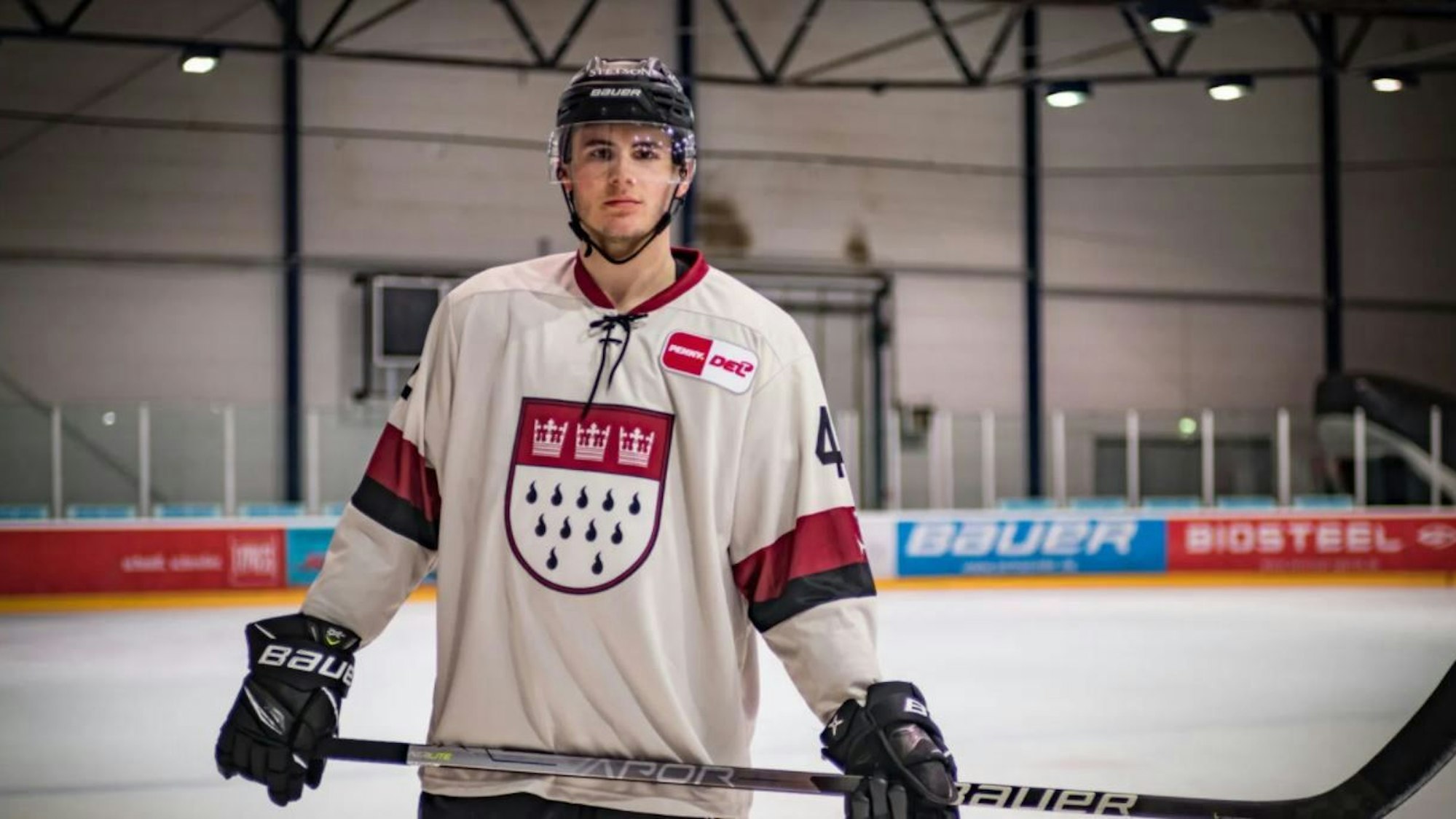 Luis Üffing präsentiert das Sondertrikot der Kölner Haie.