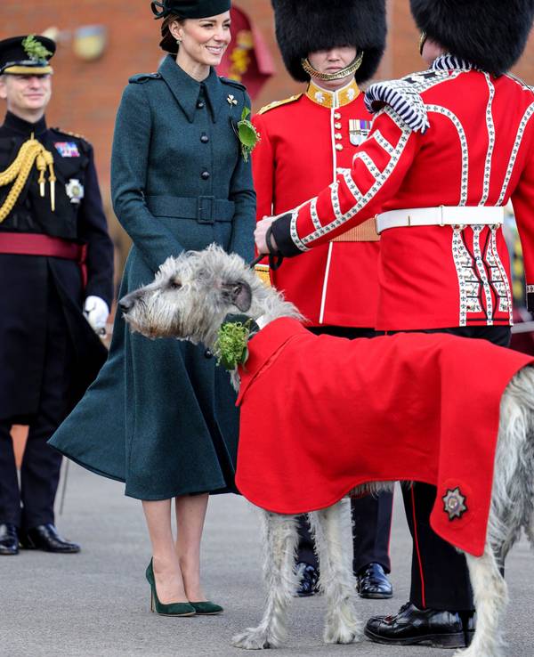 Herzogin Kate wird bei der Parade von den Irish Guards empfangen.