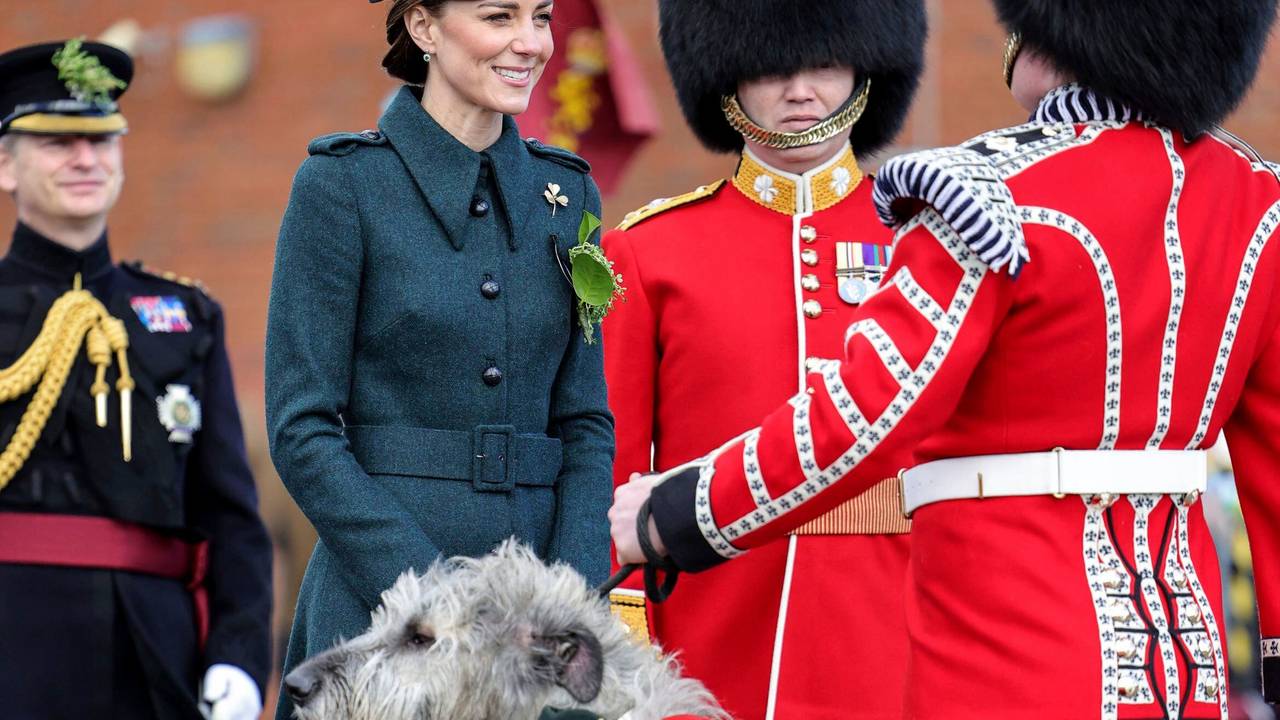 Herzogin Kate wird bei der Parade von den Irish Guards empfangen.
