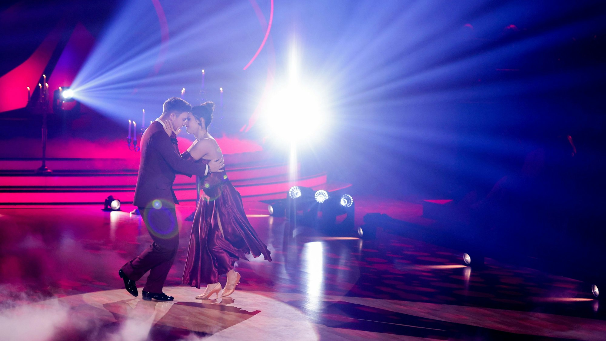 18.03.2022, Nordrhein-Westfalen, Köln: Mike Singer, Sänger, und Christina Luft, Profitänzerin, tanzen in der RTL-Tanzshow «Let's Dance» im Coloneum.