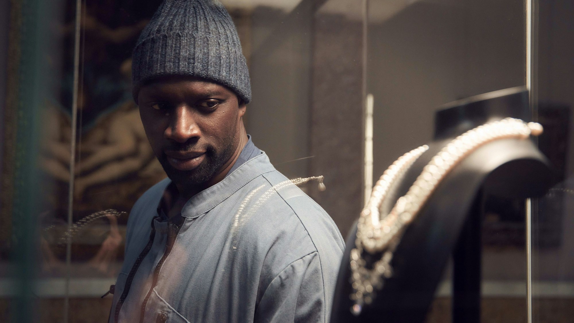 Omar Sy als Gentleman-Gauner Assane Diop in einer Szene der Miniserie "Lupin" (undatierte Filmszene). Die Serie über einen gerissenen Betrüger begeistert seit Jahresbeginn die Netflix-Zuschauer und hat es als erste französische Serie in die US-Top-10 des Streamingdienstes geschafft.