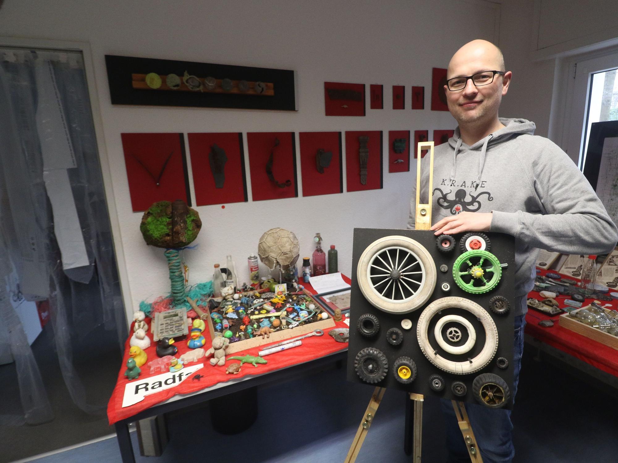 Ein Mann steht neben einem Tisch mit Spielzeug.