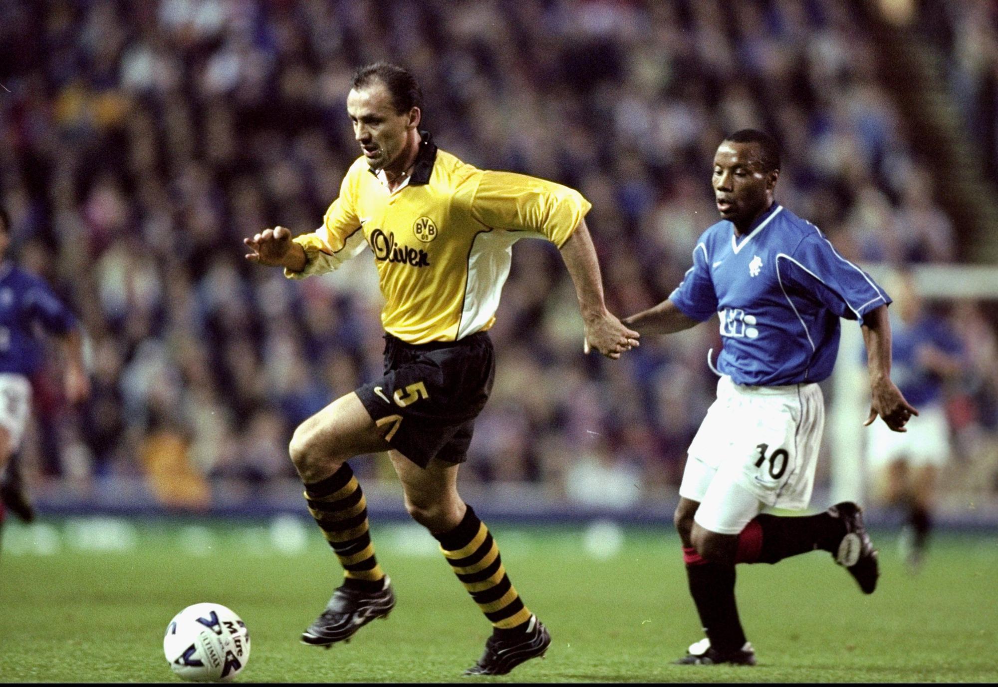 Jürgen Kohler im Ibrox Park gegen die Glasgow Rangers.